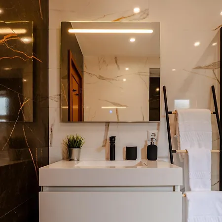 Daire Caldas Charm Getaway - Garden Terrace & Comfort