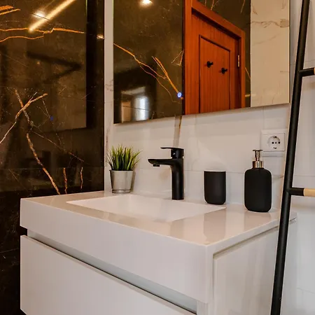 Daire Caldas Charm Getaway - Garden Terrace & Comfort